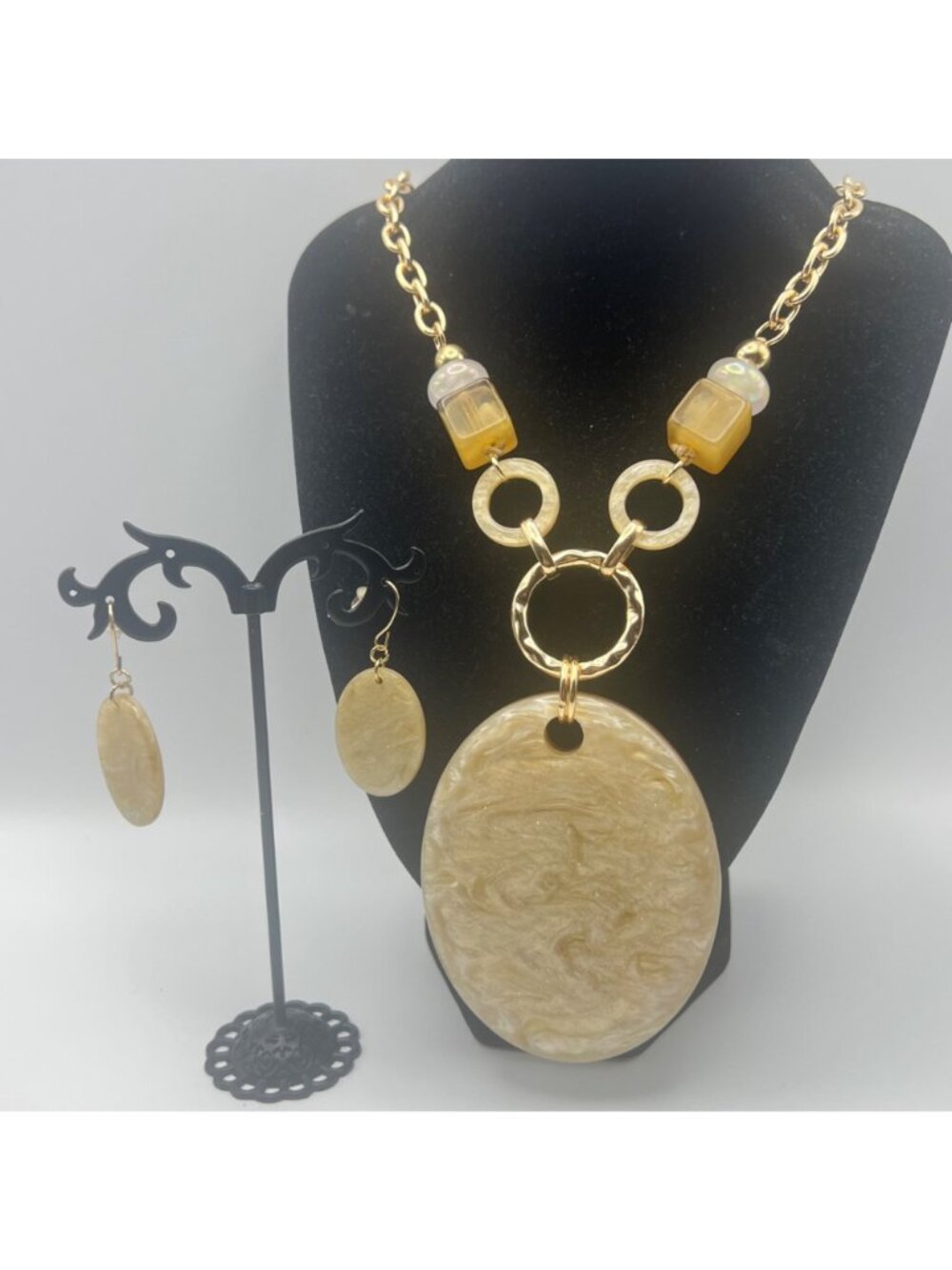 Vintage Lucite Statement Necklace Earrings Set Marbled Beige Pendant Gold Tone - Picture 2 of 14